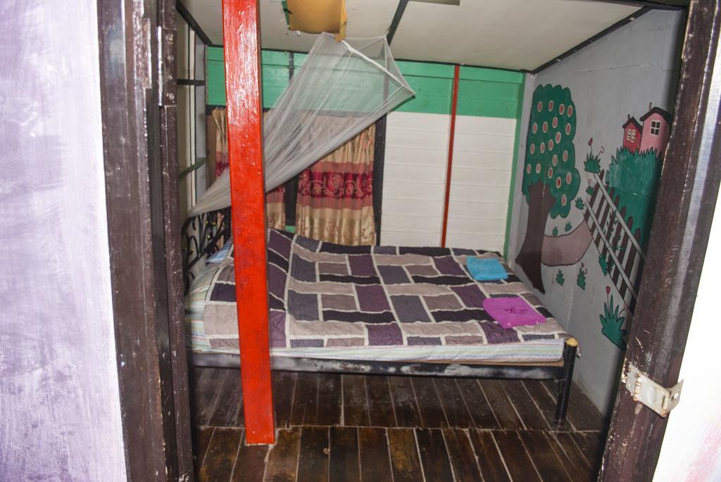 New Phiman Riverview Guesthouse Bangkok Exterior photo