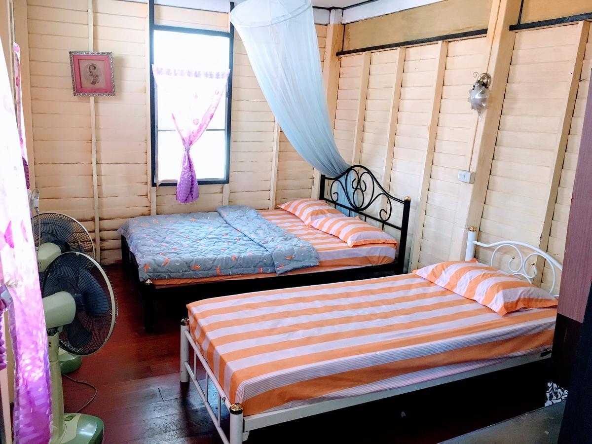 New Phiman Riverview Guesthouse Bangkok Exterior photo